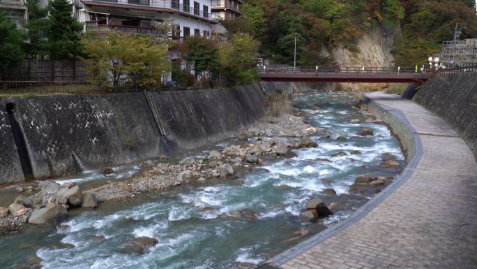 电影倾斜：日本福岛市中心有河流的筑鱼温泉