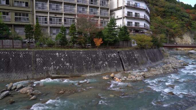 全景拍摄：日本福岛市中心有河流的筑鱼温泉