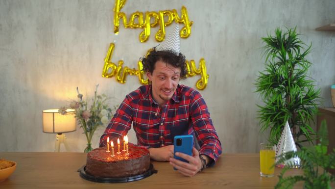 生日男子在智能手机上视频通话