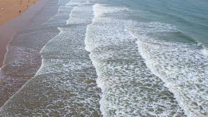 4K航拍海边沙滩层层海浪