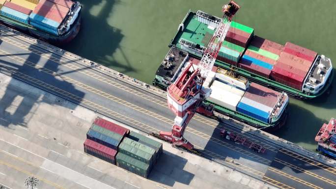 南沙港码头航拍国际贸易货轮