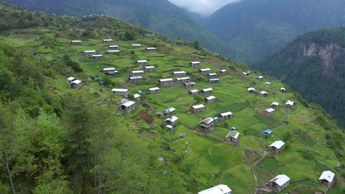 喜马拉雅山山顶上的村庄民居