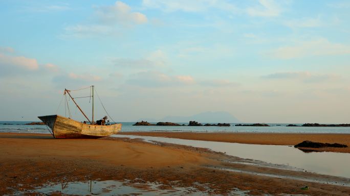 退潮后海滩搁浅的渔船1