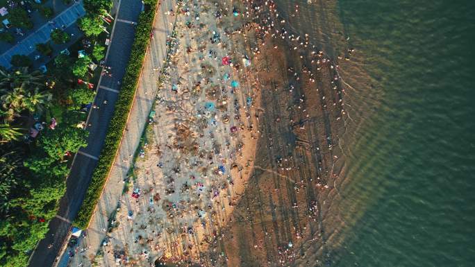 航拍深圳湾公园沙滩游客场景