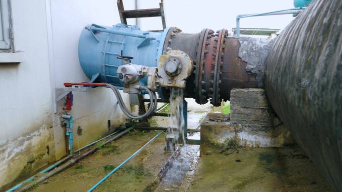 污水处理厂废水处阀门和管道连接处漏水。