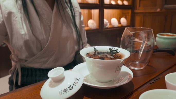 泡茶视频茶店里泡茶特写