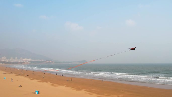 4K航拍海边沙滩放风筝