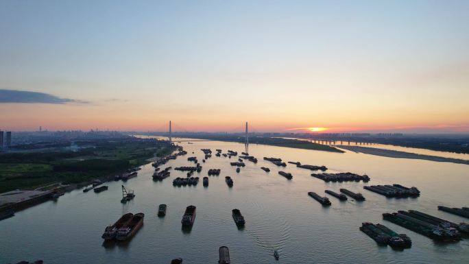 4K武汉港武汉青山长江大桥的长江运输船只