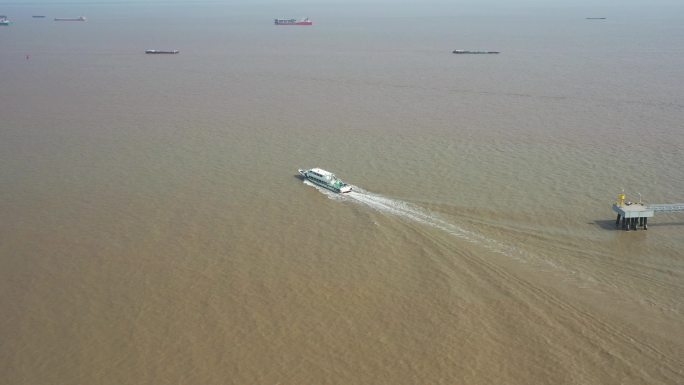 4K原素材-航拍宝杨路码头驶出的轮渡快艇