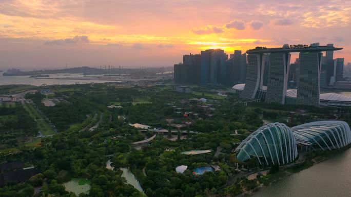 日落场景中新加坡天际线的无人机鸟瞰图