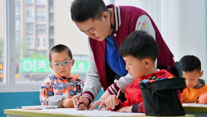 幼儿学生小孩在教室学水彩画钢笔画