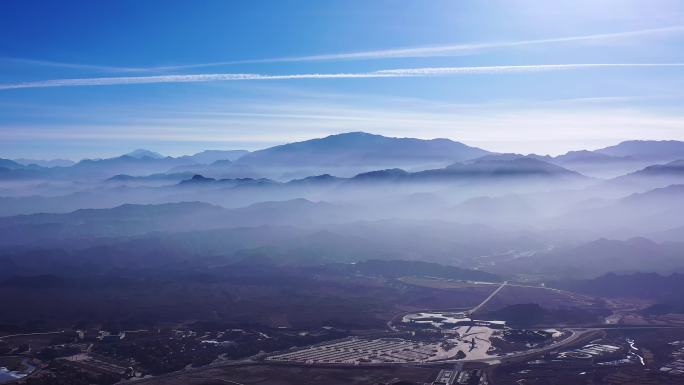 云雾环绕的七彩丹霞山