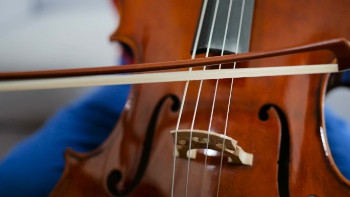 在家练习大提琴的特写