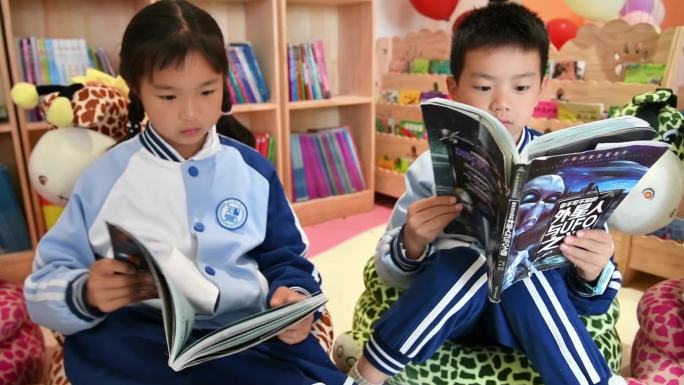 小孩儿童学生在读书角看书阅读课外书