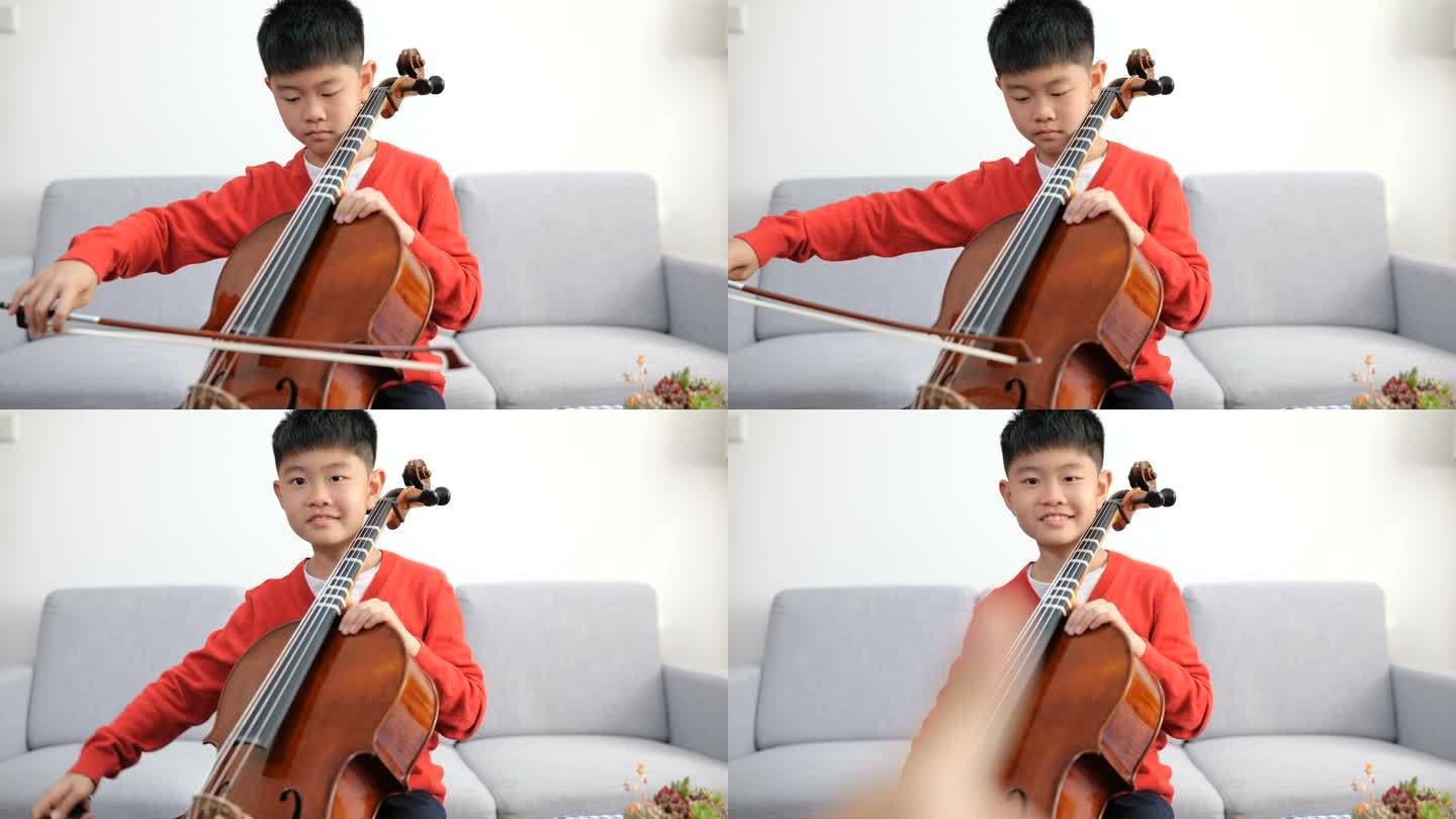 一个在家练习大提琴的小男孩