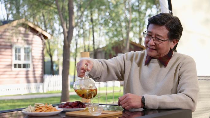 一个中老年男人喝茶