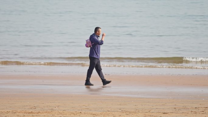 【4k原创】青岛海边行走的男人