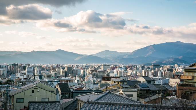 拥挤的城市景观村庄的自然阳光在大阪日本时间流逝