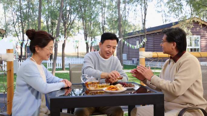 中老年人在露营地喝茶聊天