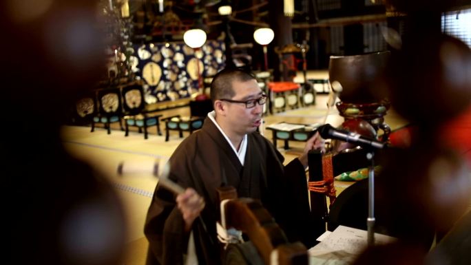 日本僧侣在日本寺庙祈祷