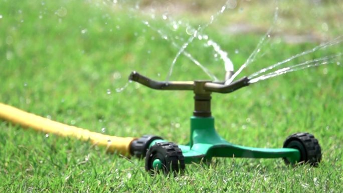 SLOWMOTION Springer水系统用于花园中的植物浇水