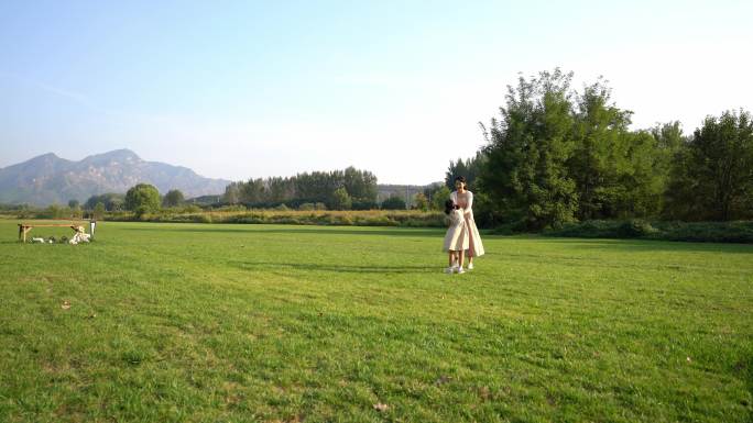 妈妈和女儿在草地上玩耍