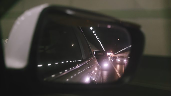 隧道内汽车后视镜景象