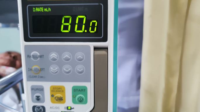 在儿童医院给患者输液时，带有液位指示器的输液泵显示。