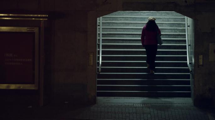沮丧女人走路背影，深夜北京地铁，百姓生活