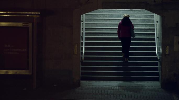 生活奔波城市孤单女人走路背影深夜北京生活