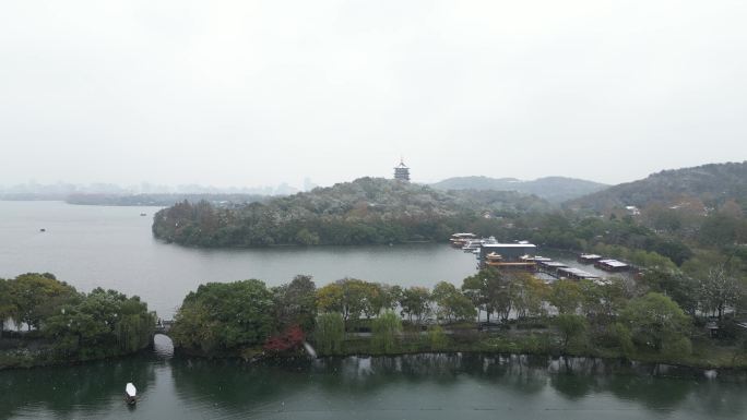 杭州西湖苏堤雷峰塔冬季雪景