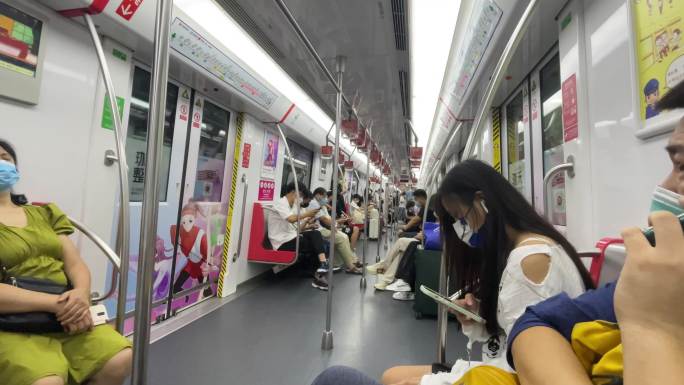 杭州地铁站戴口罩坐地铁