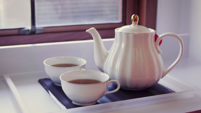 木制桌子上的茶壶和茶杯，茶道概念