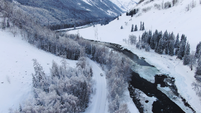 新疆喀纳斯冰河森林公路汽车航拍 森林雪景