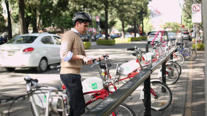 年轻男子租用城市自行车