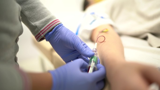 护士从患者静脉抽取血样