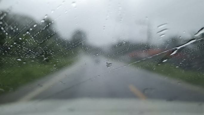 从雨中行驶的汽车上看