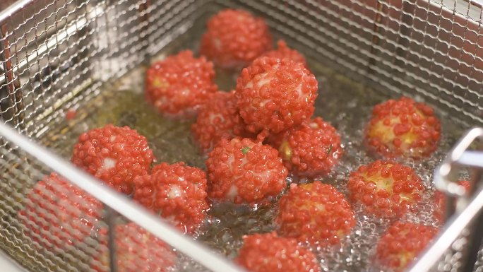这是一款海鲜调理小吃荔枝虾球及制作过程