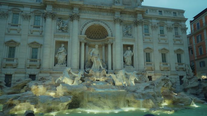 特雷维喷泉是罗马最美丽、最壮观的喷泉