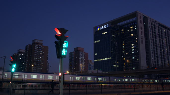 清晨北京城铁，街道空镜，红灯变绿灯