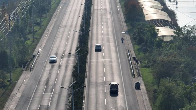 浙江新农村柏油马路太阳能路灯实拍车流