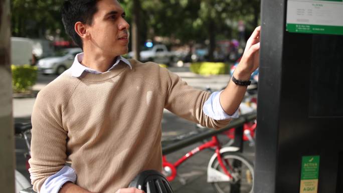 年轻人租用城市自行车
