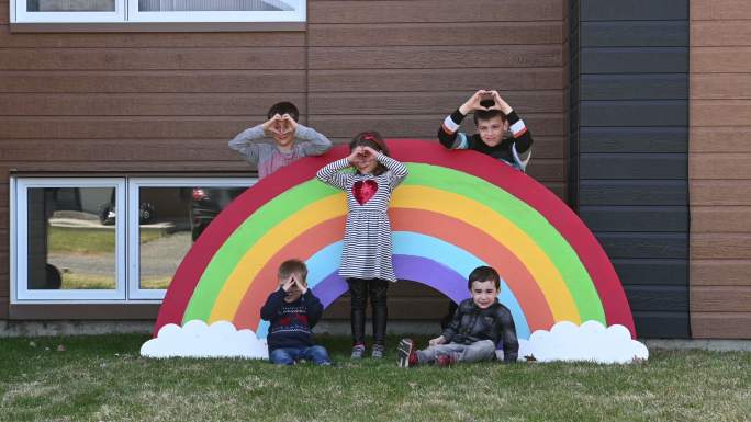 家里只有五个孩子的全家福和彩虹标志