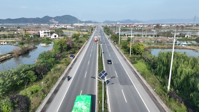 浙江新农村道路亮化绿化太阳能路灯整齐实拍