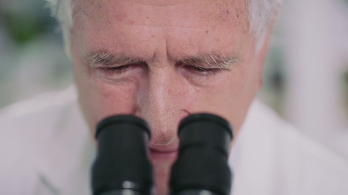 一位科学家在现代实验室使用显微镜的4k视频片段
