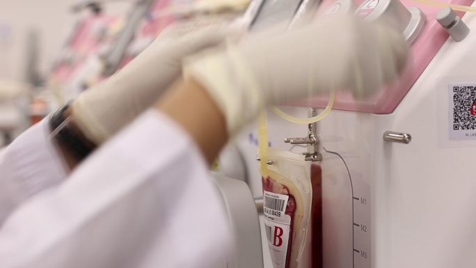 医疗技术人员正在准备血液制品