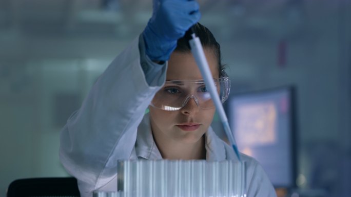 一名年轻女子在实验室使用滴管和试管的4k视频片段