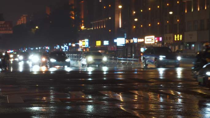 夜间雨后的城市