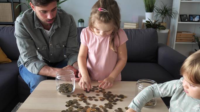 父亲和女儿玩和收集硬币
