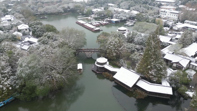 航拍杭州西湖冬季雪景 茅家埠景区